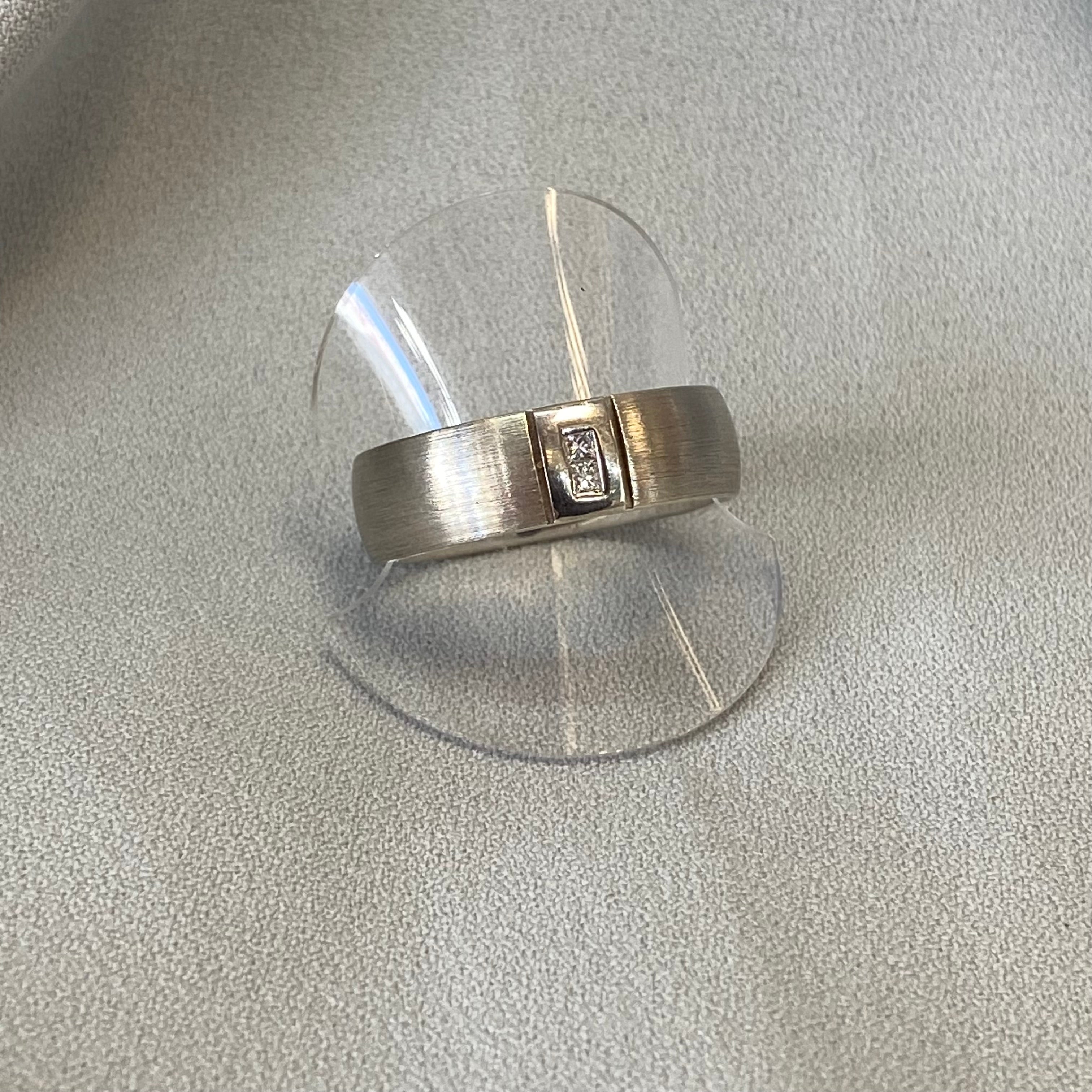 Tobias 9ct White Gold Diamond Set Mens Comfort Fit Ring (Size V)
