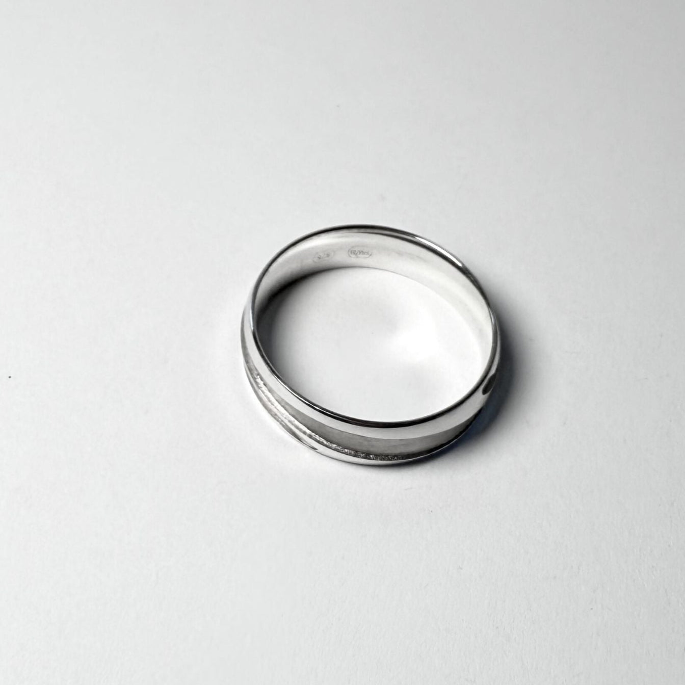 Samuel 9ct White Gold Etched Groove Ring (Size W)