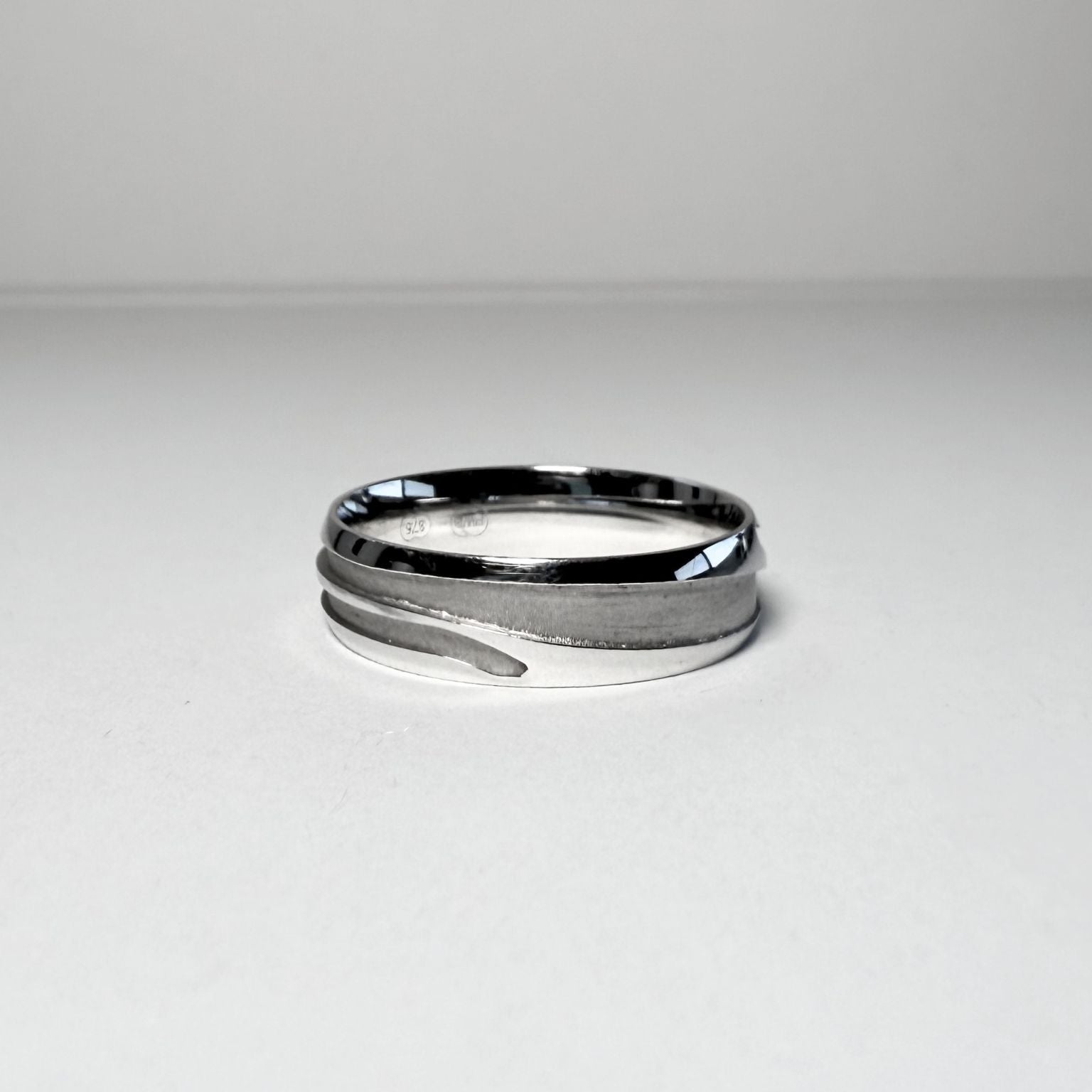 Samuel 9ct White Gold Etched Groove Ring (Size W)