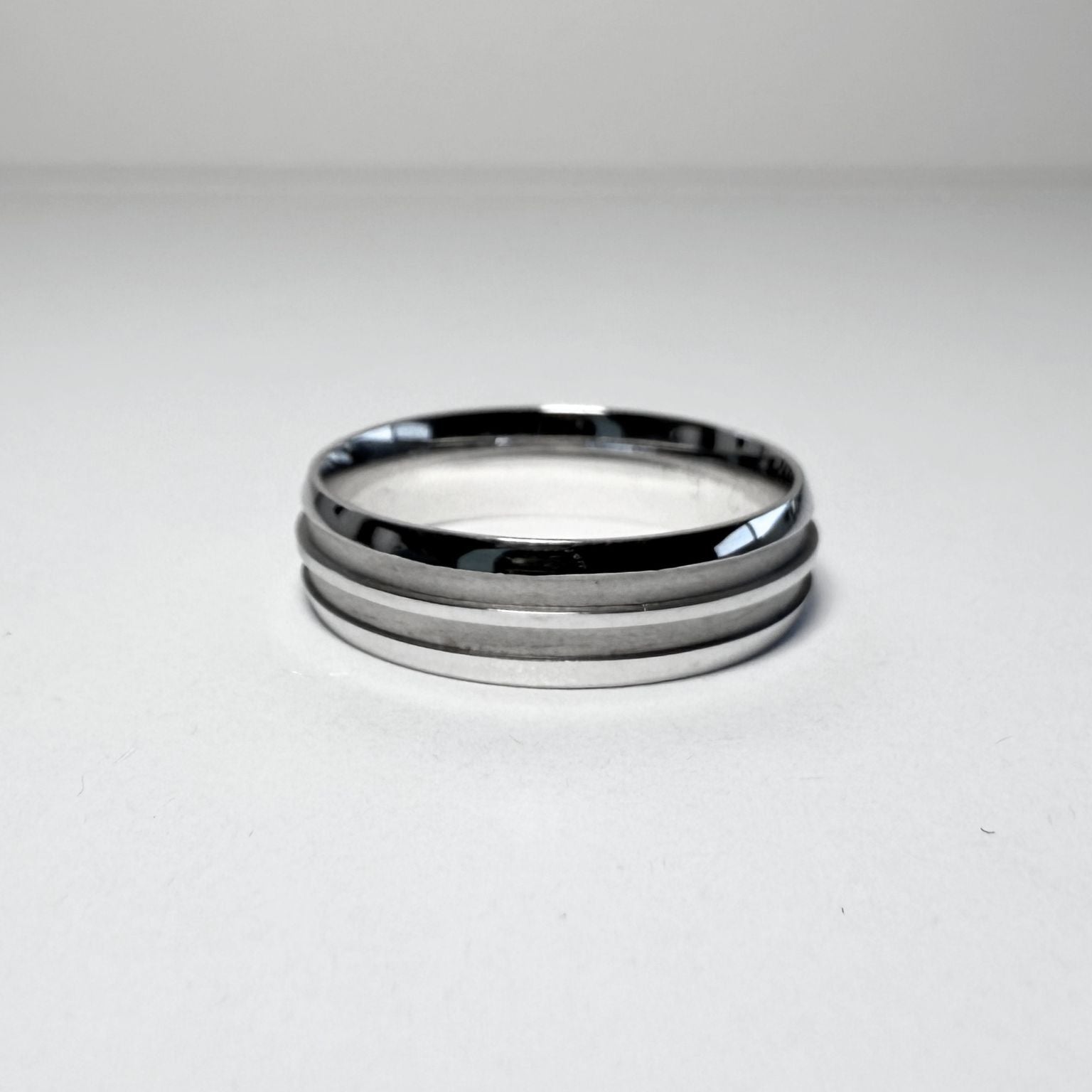 Samuel 9ct White Gold Etched Groove Ring (Size W)