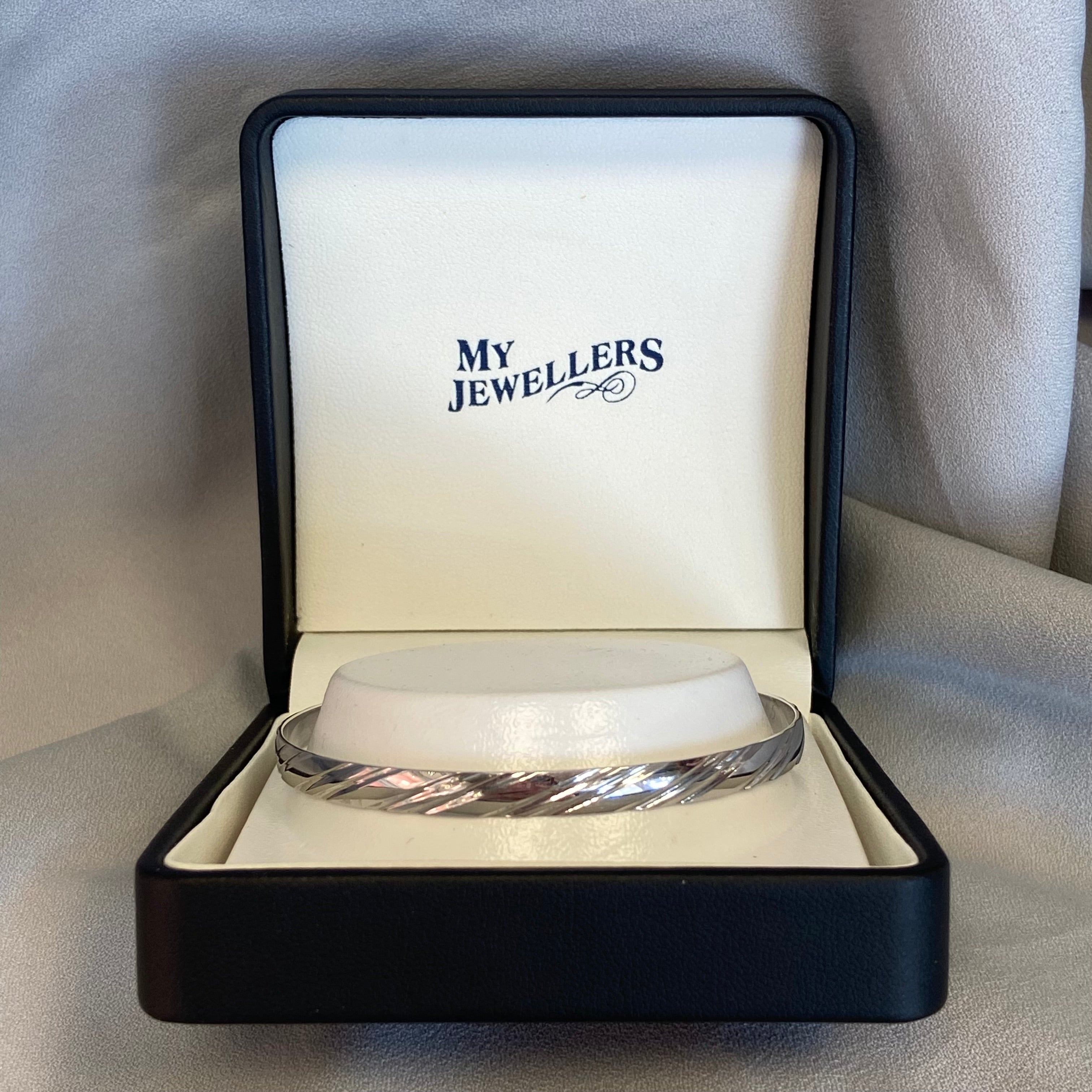 Willow 9ct White Gold Striped Bangle
