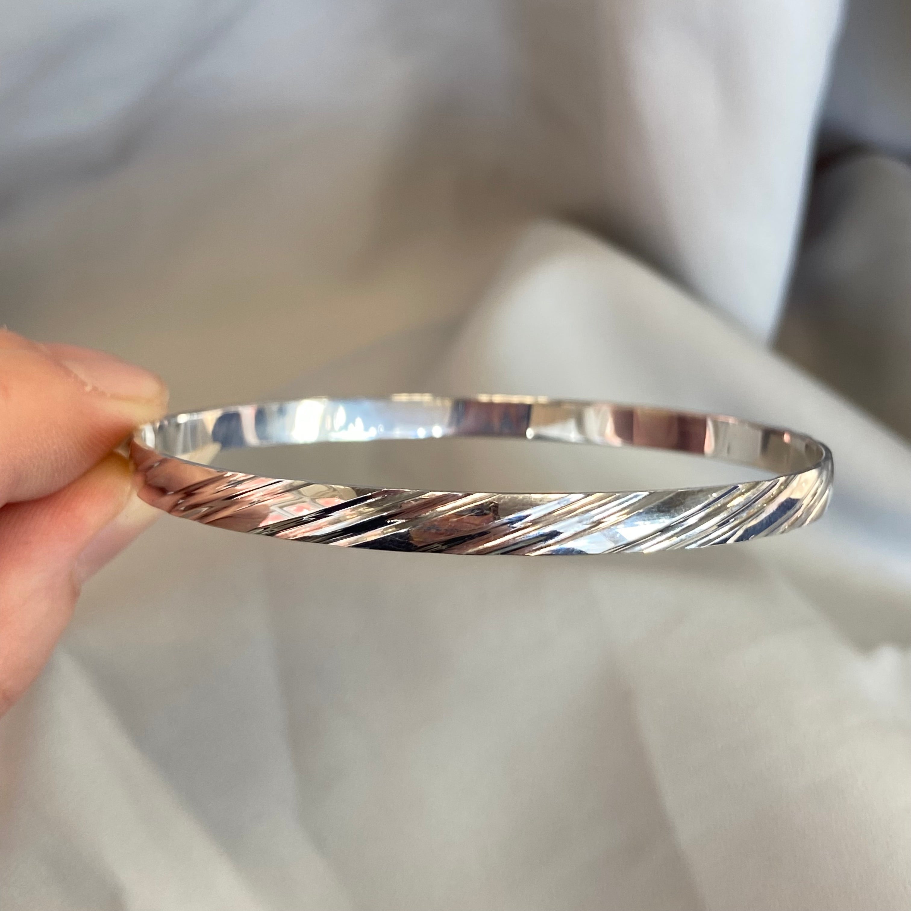 Willow 9ct White Gold Striped Bangle