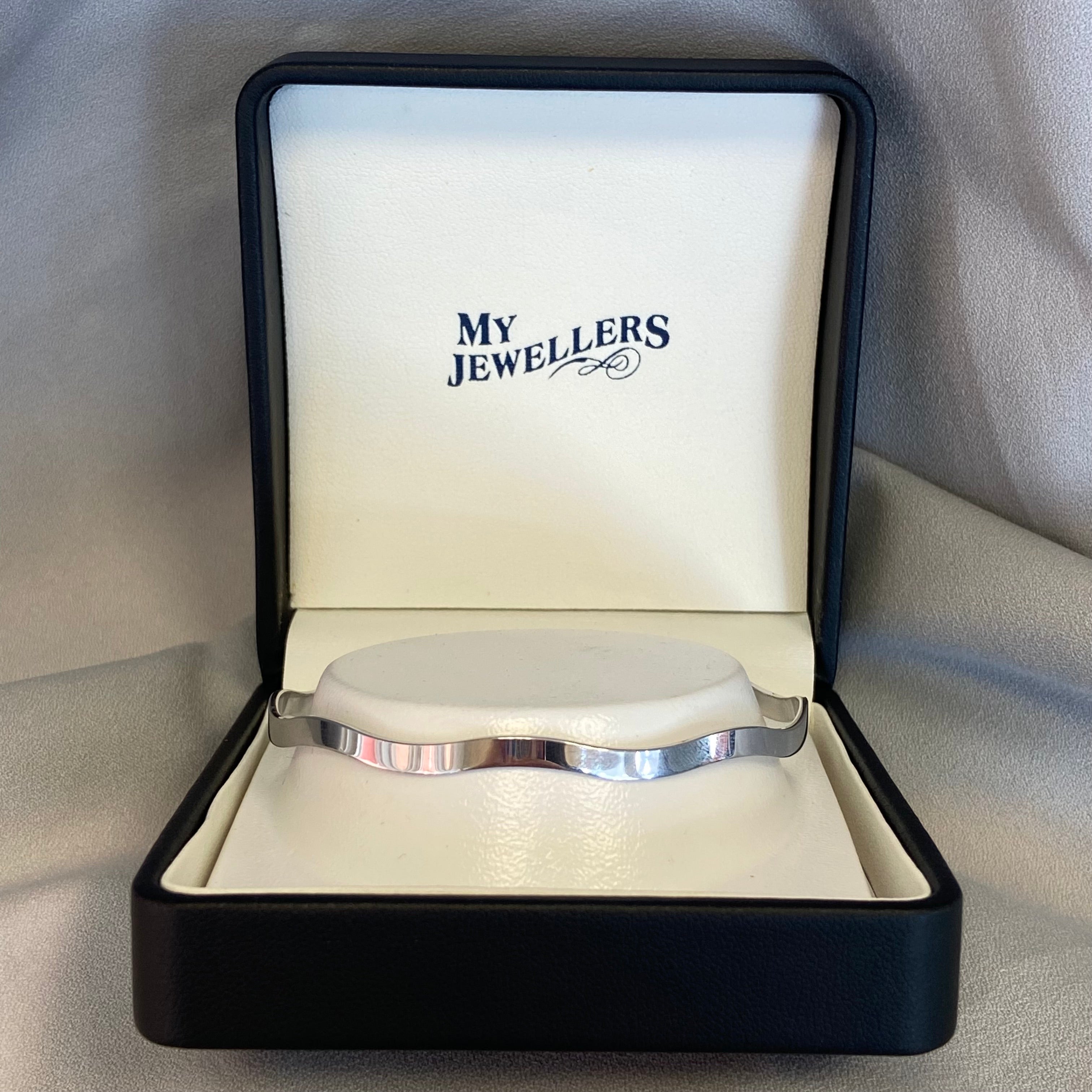 Luna 9ct White Gold Wave Bangle