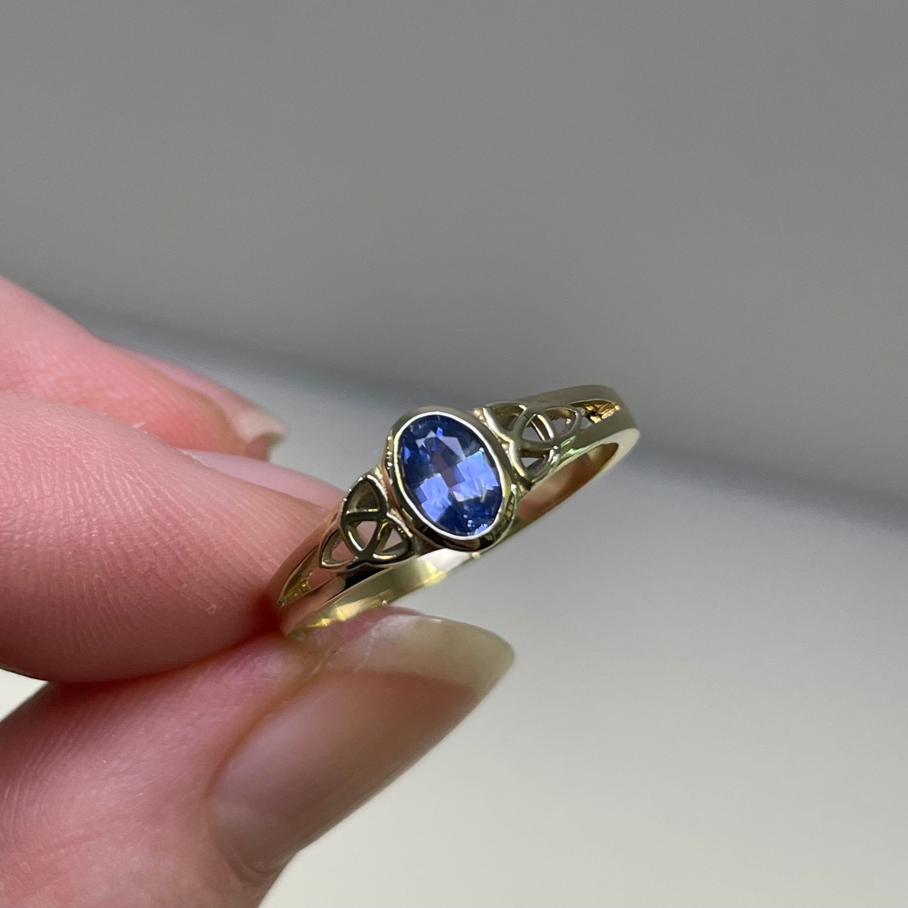 Triquetra Oval Ceylon Sapphire 9ct Gold Celtic Trinity Knot Ring (Size O)