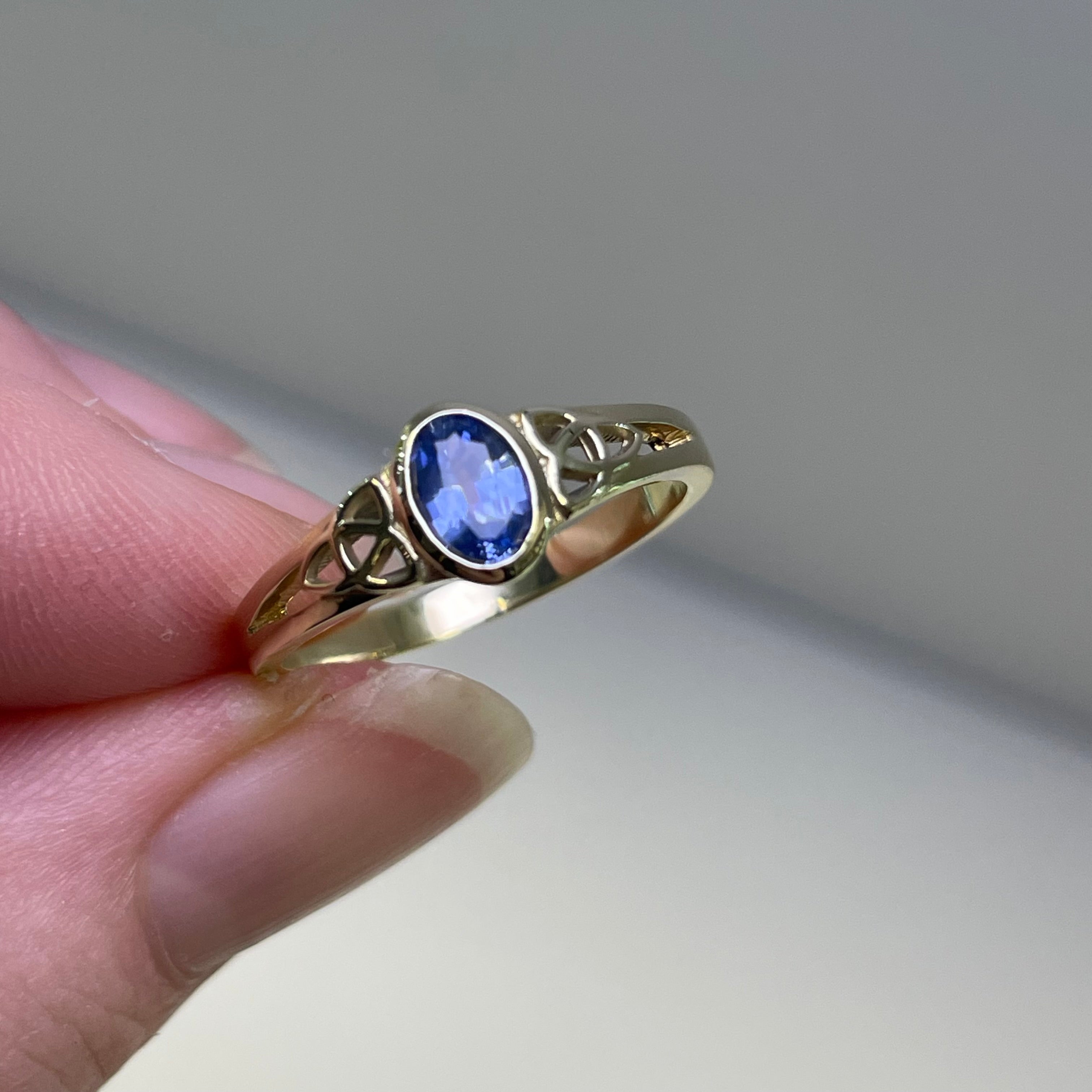 Triquetra Oval Ceylon Sapphire 9ct Gold Celtic Trinity Knot Ring (Size O)