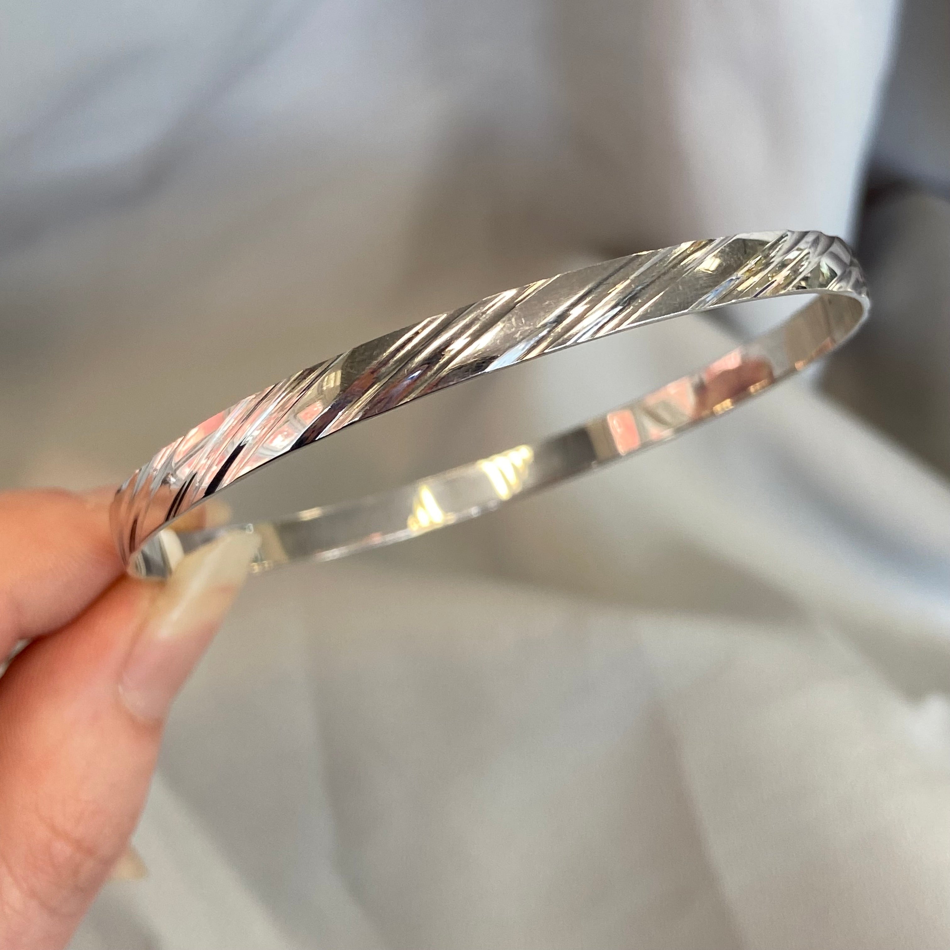 Willow 9ct White Gold Striped Bangle