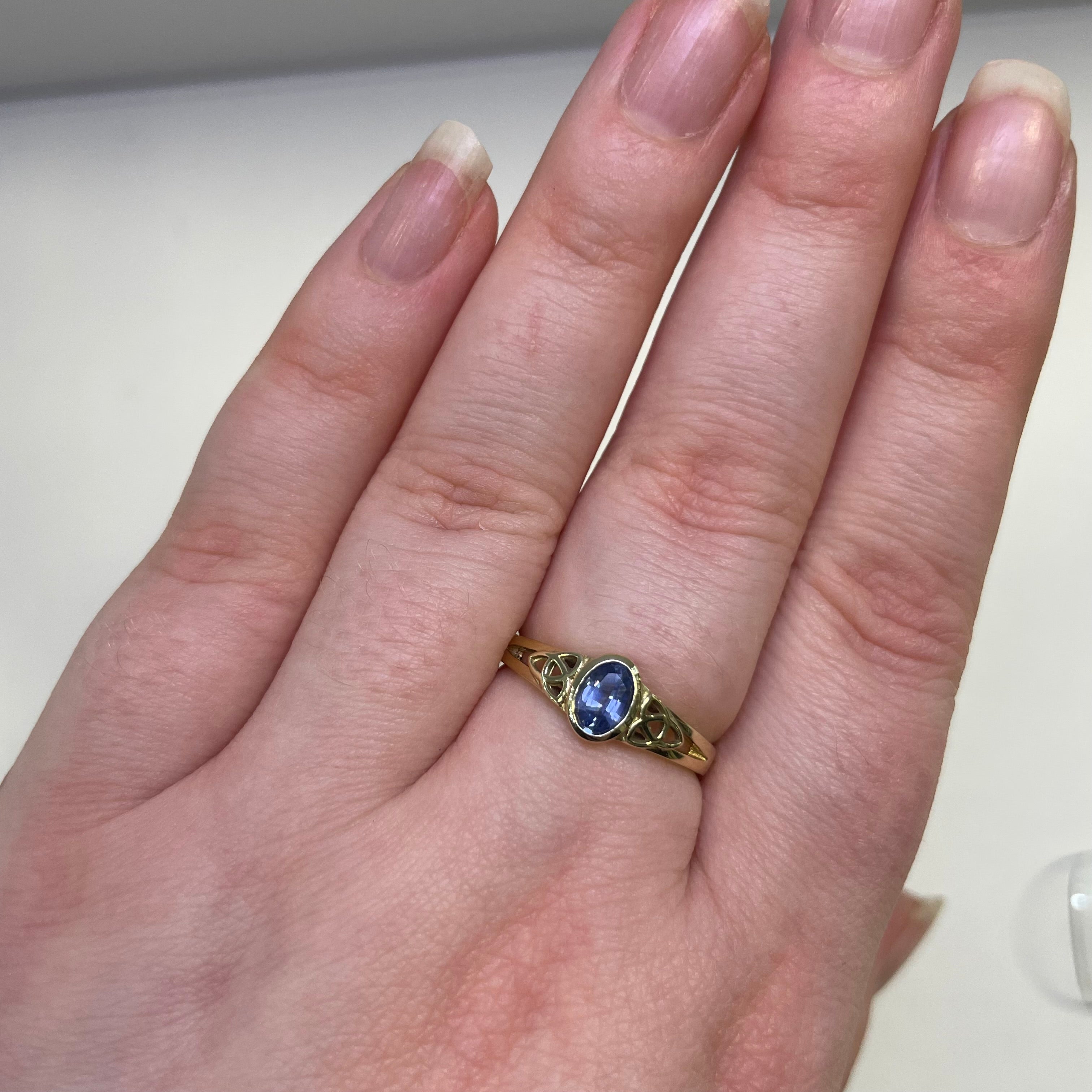 Triquetra Oval Ceylon Sapphire 9ct Gold Celtic Trinity Knot Ring (Size O)