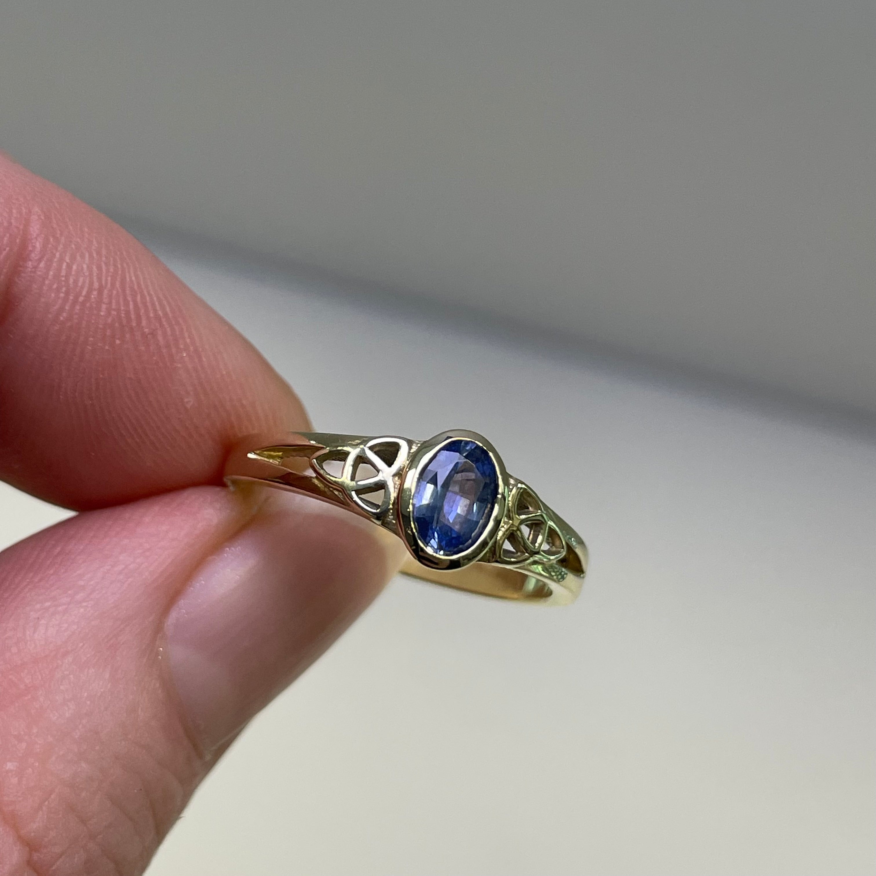 Triquetra Oval Ceylon Sapphire 9ct Gold Celtic Trinity Knot Ring (Size O)