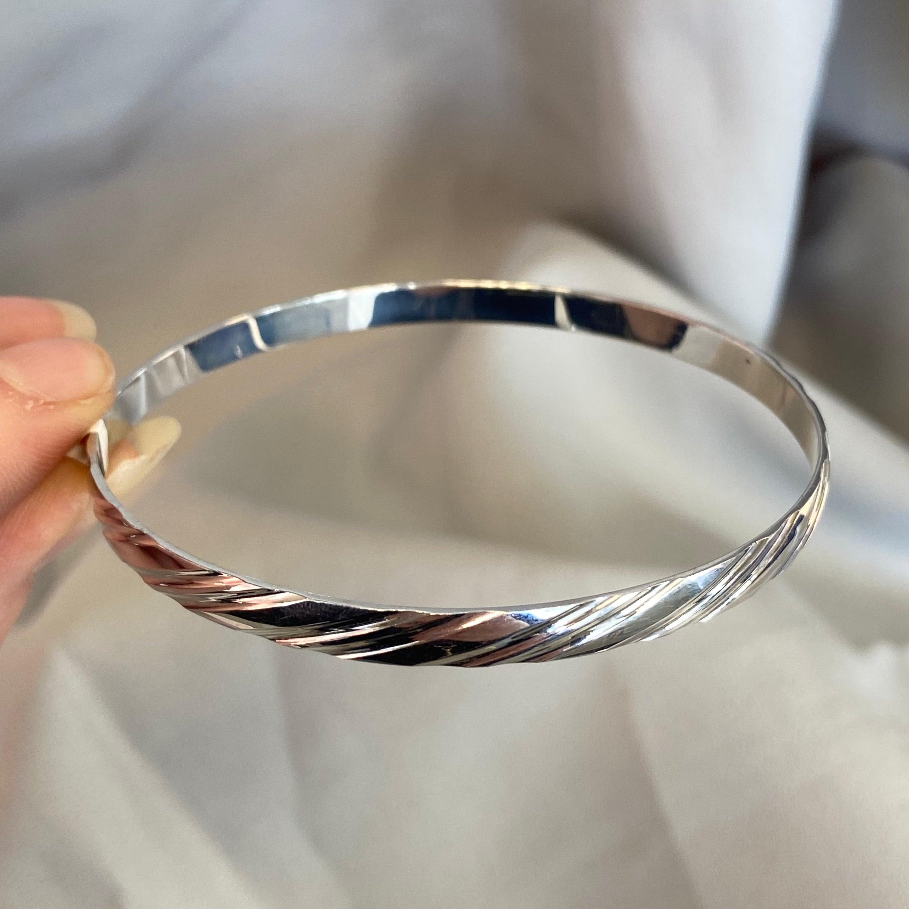 Willow 9ct White Gold Striped Bangle