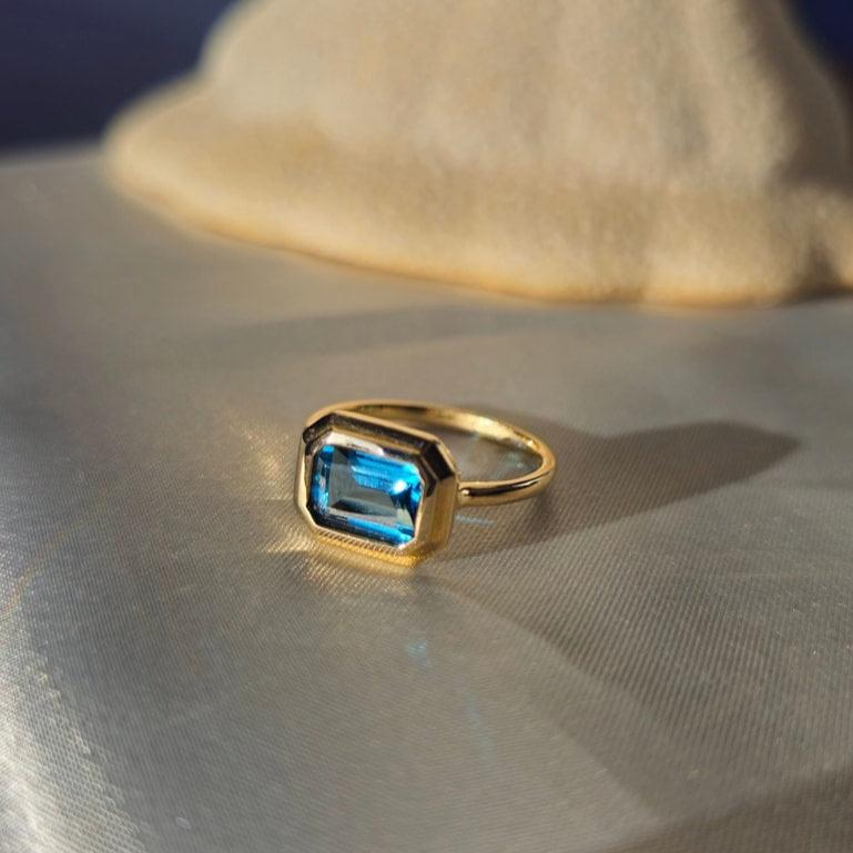 Stunning Blue Topaz set! 💙
Each piece is made from 9ct ✨yellow gold, featuring blue topaz in a bezel setting. Where them together or style them individually!